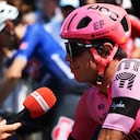 Rigoberto Urán con una cintilla negra en su brazo en honor a Gino Mäder