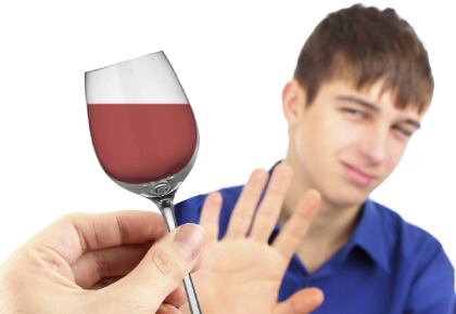 El consumo de alcohol, que cada año  provoca 741.000 casos de cáncer en el mundo, incluso en bajas cantidades.