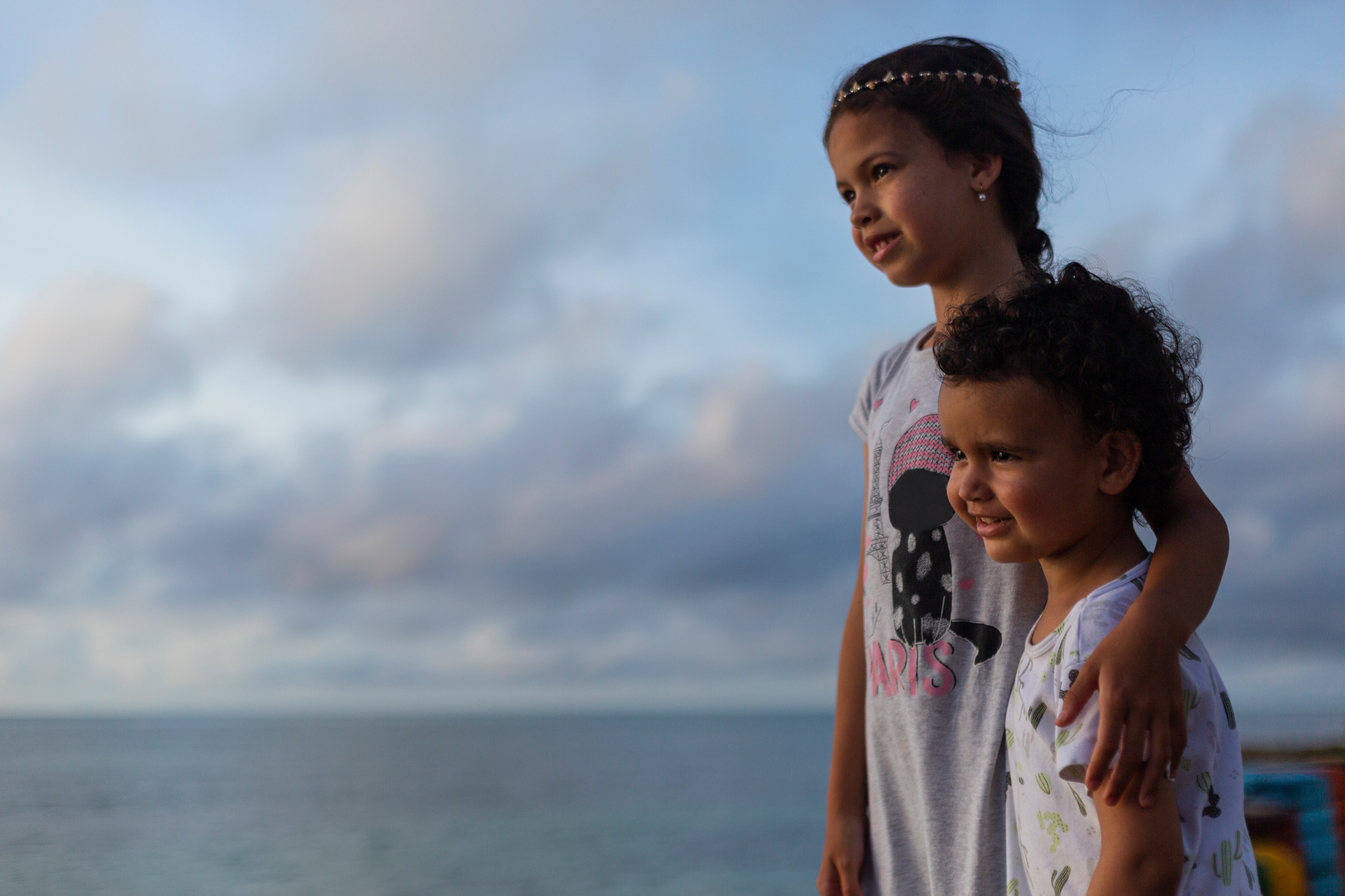 Los problemas de inasistencia y deserción escolar persisten, con solo el 30 % de los niños que ingresan a preescolar graduándose de bachilleres y un escaso 20 % accediendo a la educación superior.