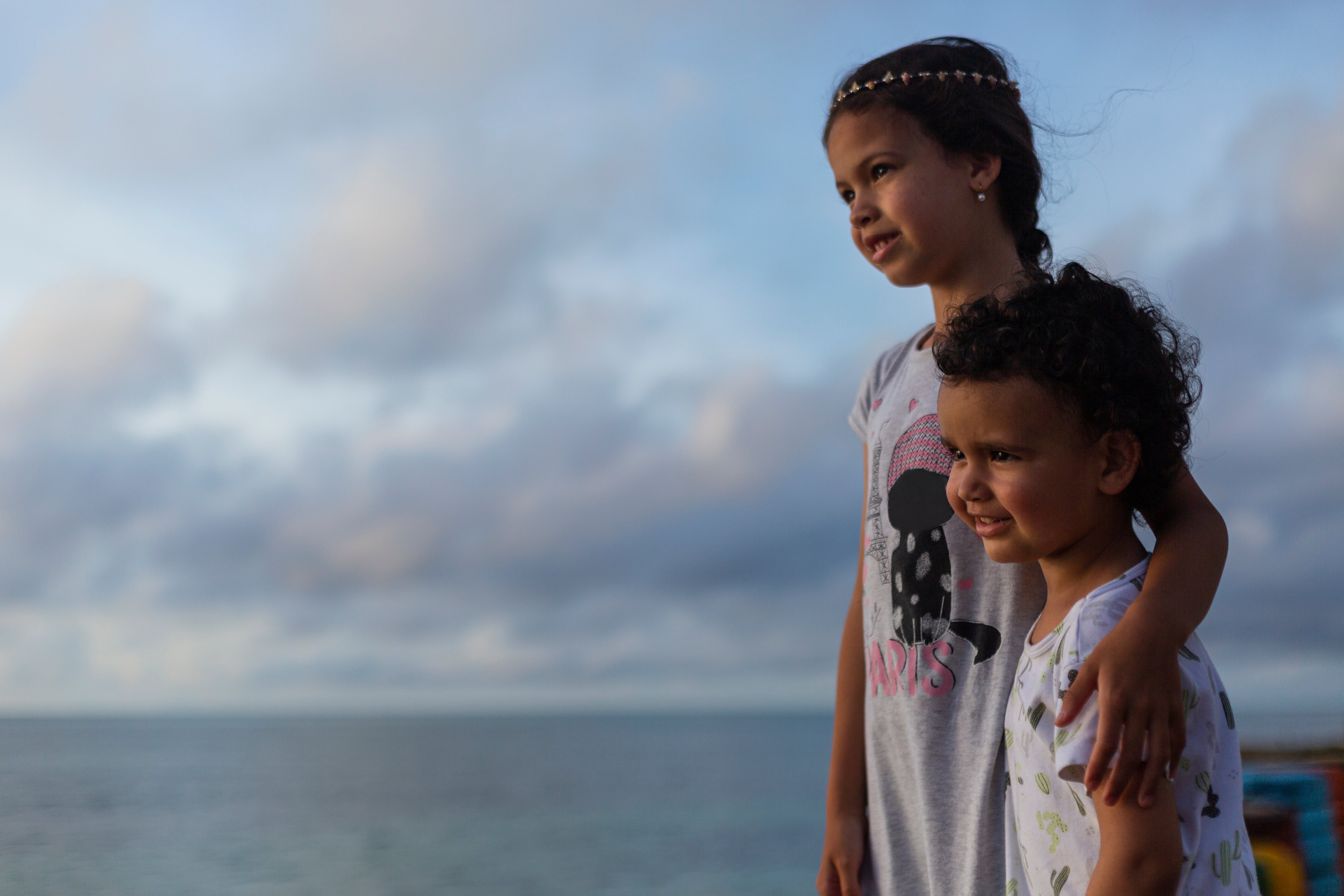 Los problemas de inasistencia y deserción escolar persisten, con solo el 30 % de los niños que ingresan a preescolar graduándose de bachilleres y un escaso 20 % accediendo a la educación superior.