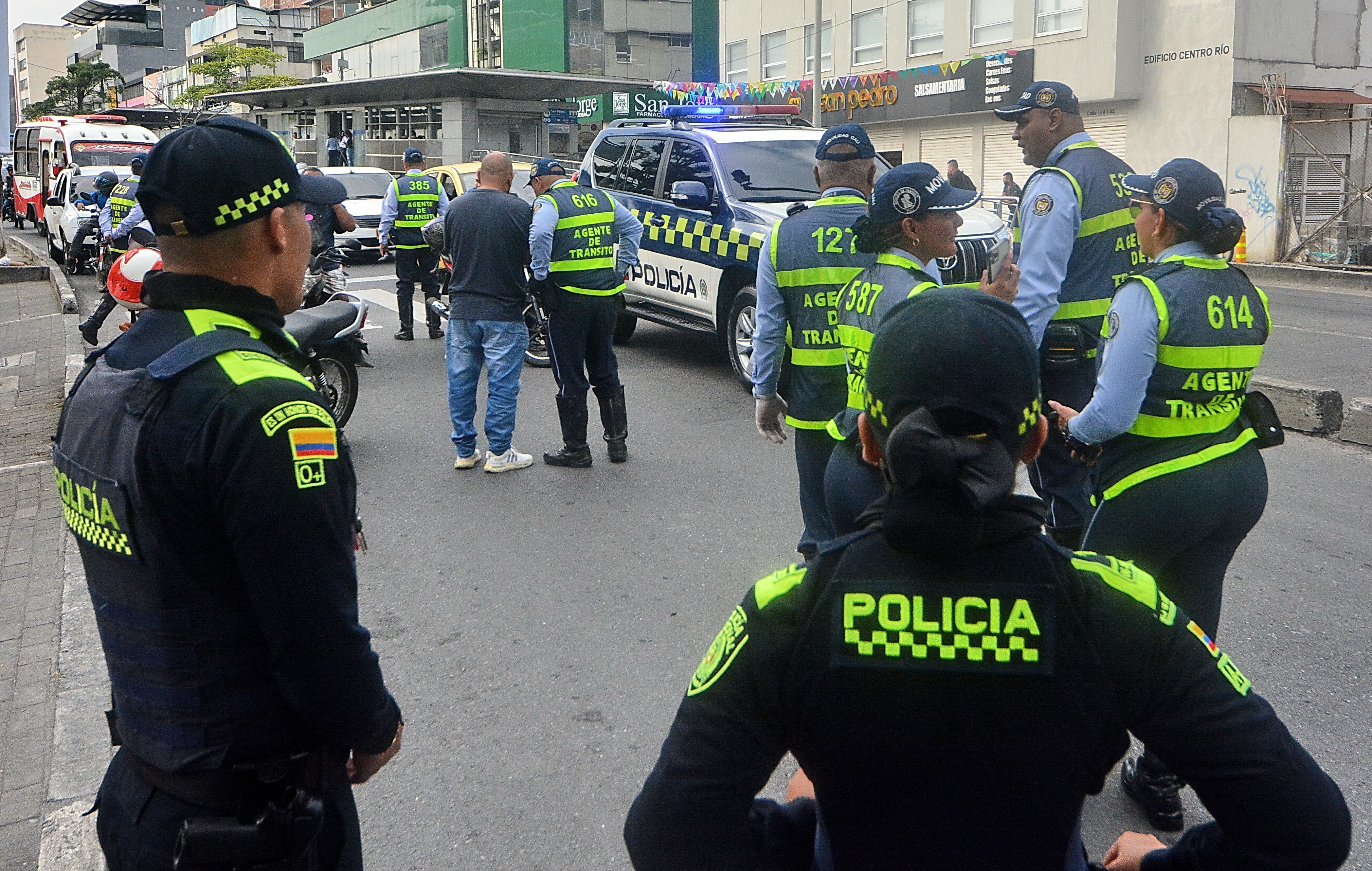Continúan los operativos de Tránsito y Policía Nacional con el apoyo del ejército, hacia conductores de moto, dónde se exigen documentos al día. A pesar de las campanas que se vienen realizando a través de los medios de comunicación y redes sociales, son muchos los motociclistas que andan sin los documentos al día, ganándose multas e inmovilización del vehículo.