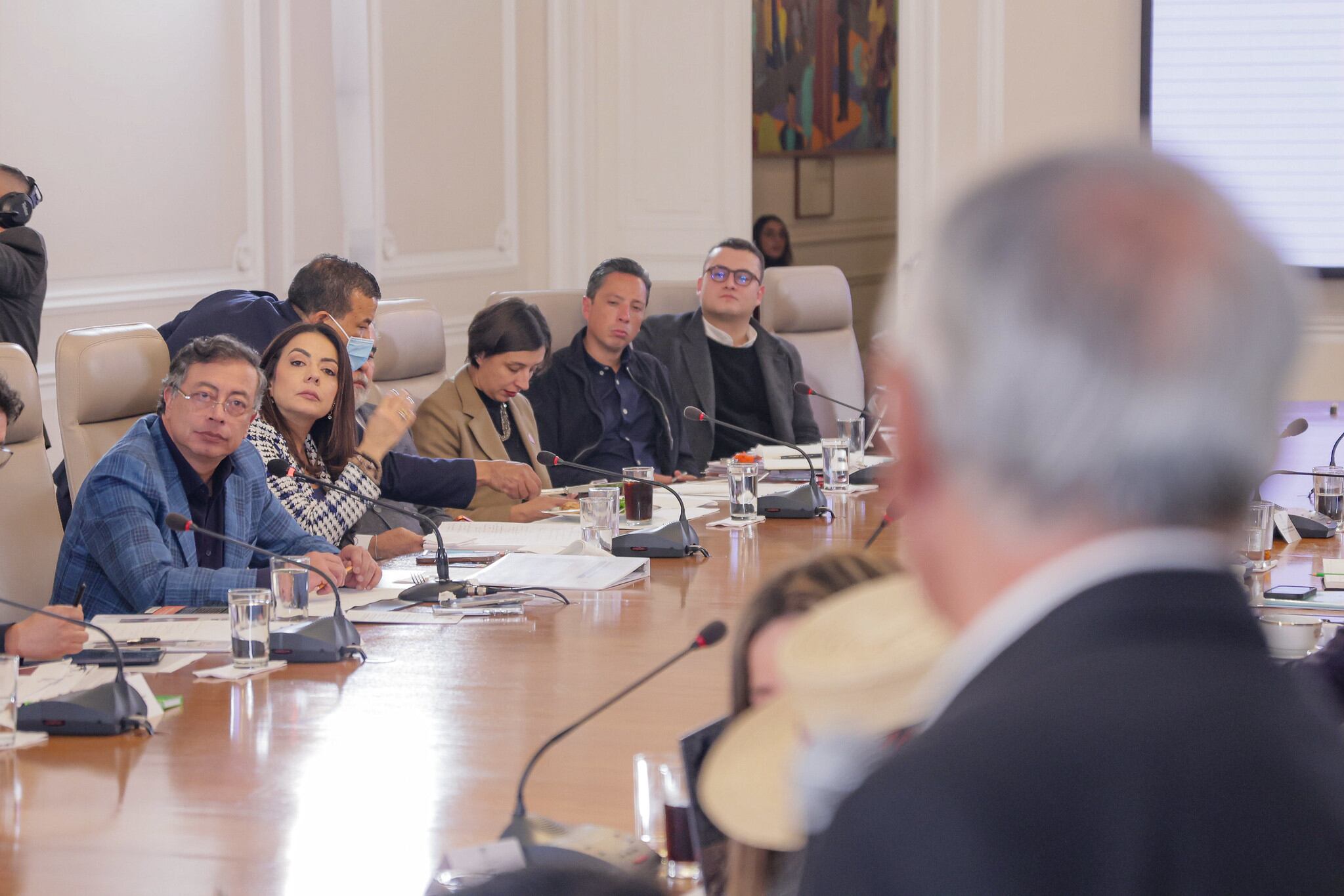 El presidente, Gustavo Petro, observando a Guillermo Alfonso Jaramillo, ministro de Salud, el 16 de febrero de 2026, en Bogotá