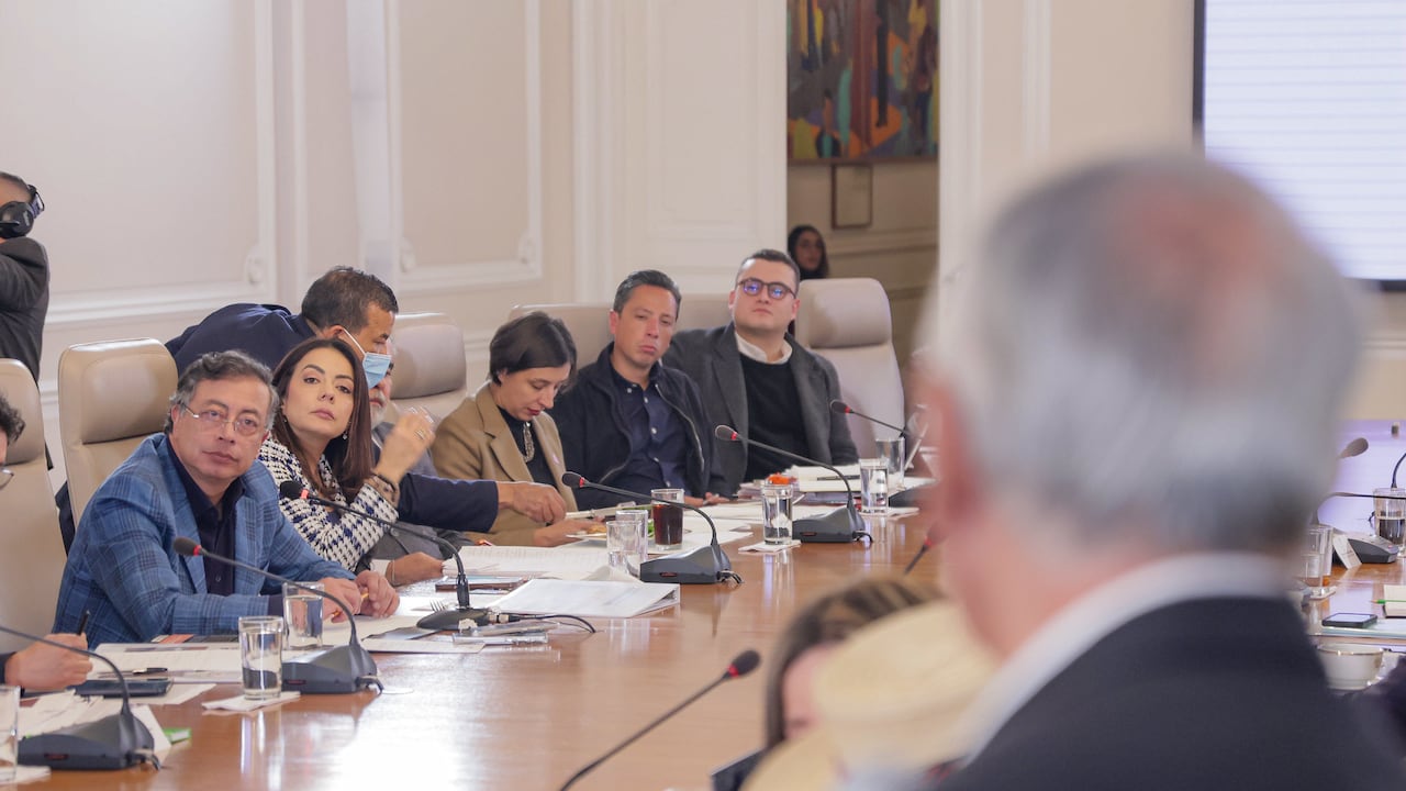 El presidente, Gustavo Petro, observando a Guillermo Alfonso Jaramillo, ministro de Salud, el 16 de febrero de 2026, en Bogotá