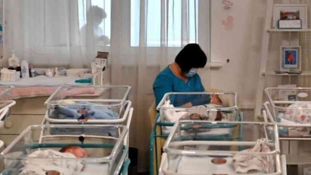 Pocos podían predecir que, para cuando naciera el bebé, estarían varados al otro lado del Atlántico debido a la pandemia de coronavirus. Foto: AFP.