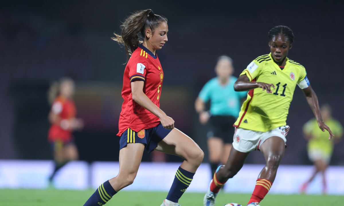 NAVI MUMBAI, INDIA - OCTOBER 12: Sandra Villafane of Spain and Linda Caicedo of Colombia compete for the ball during the FIFA U-17 Women's World Cup 2022 Group C match between Spain and Colombia at DY Patil Stadium on October 12, 2022 in Navi Mumbai, India. (Photo by Getty Images/Joern Pollex - FIFA/FIFA)
