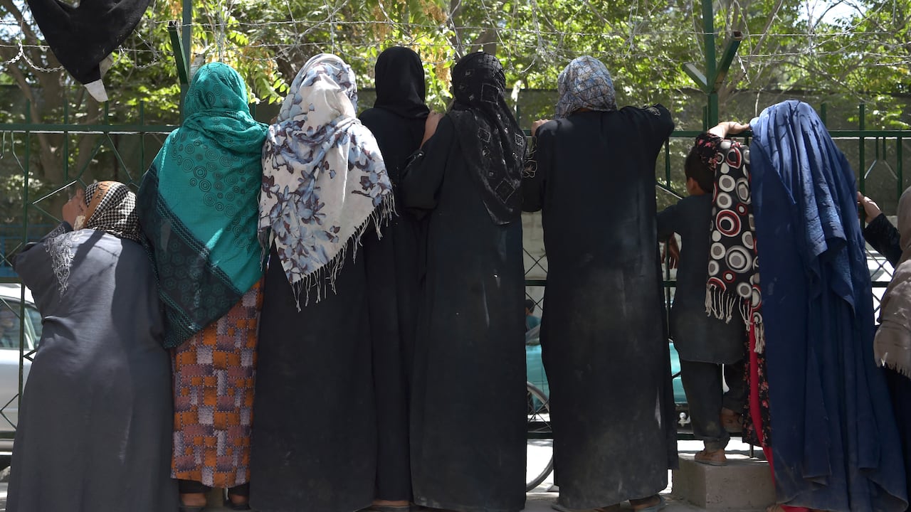 Miles de mujeres se han desplazado para huir del régimen talibán (Photo by WAKIL KOHSAR / AFP)