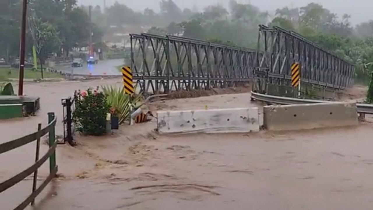 Puente es arrasado por las aguas tras fuertes lluvias originadas por el paso del huracán Fiona en Puerto Rico.