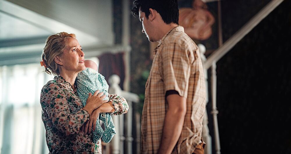 Asa Butterfield (derecha) es el protagonista de Sex Education. Tiene 26 años y se dio a conocer como actor en la película El niño con la piyama de rayas (2008).