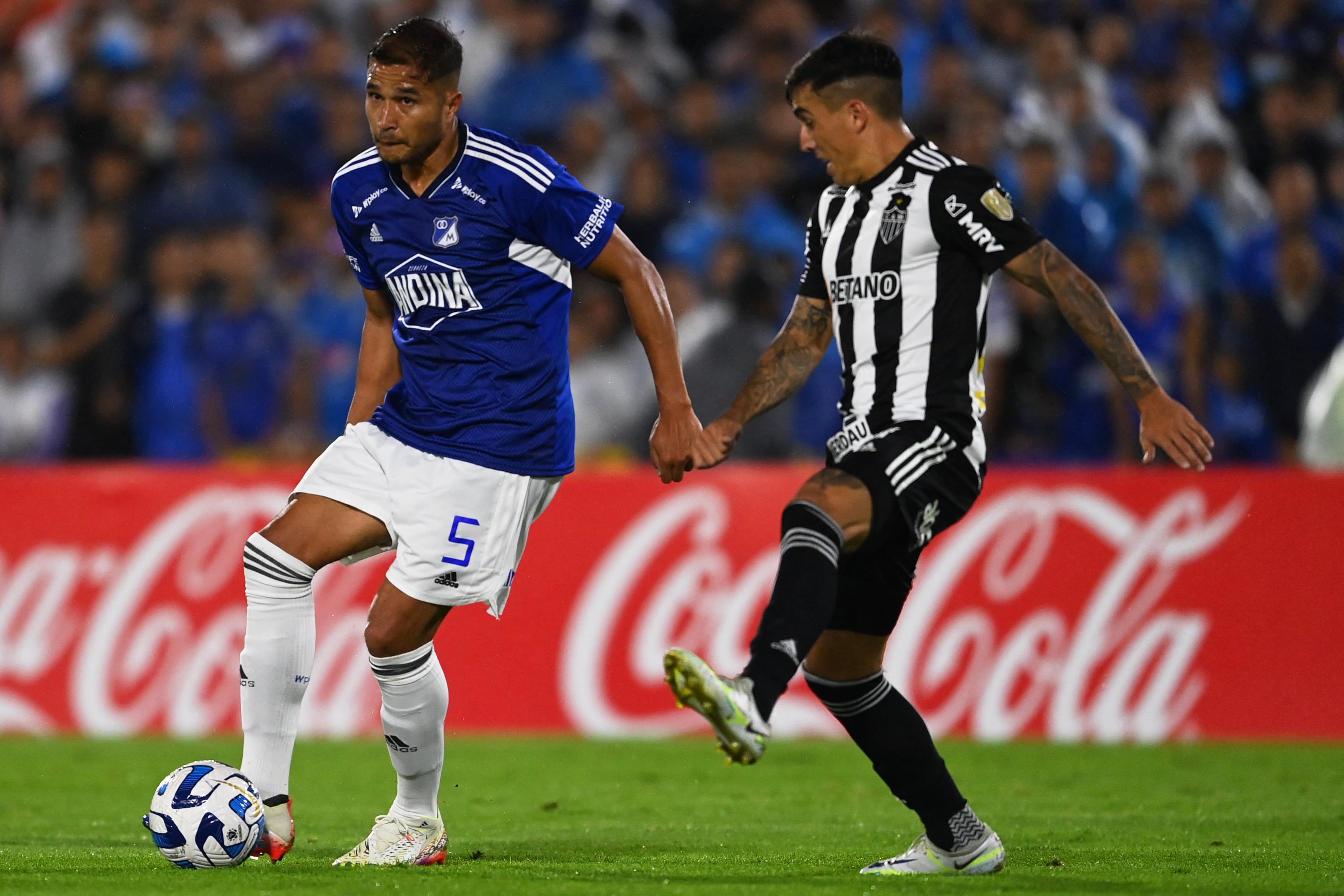 Larry Vásquez en la disputa de un balón.
