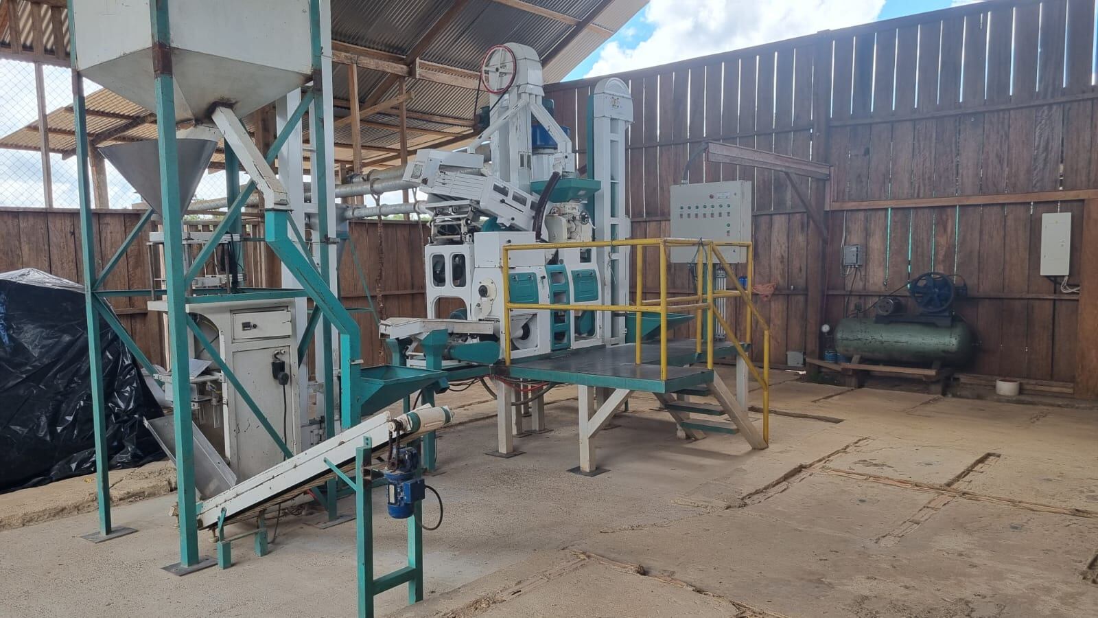 La idea es convertir a la institución educativa en un plantel agroindustrial.