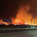 Incendio forestal cerca de una intersección en Lahaina, Hawái.
