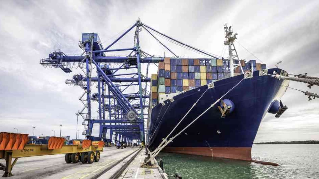 Sobre la situación del país respecto al comercio global, De Rosa explicó que la economía colombiana se vio muy afectada por la pandemia de la covid-19, y las exportaciones se resintieron, sumándole que la fuerte dependencia de las exportaciones de materias primas ha exacerbado el impacto de la crisis.