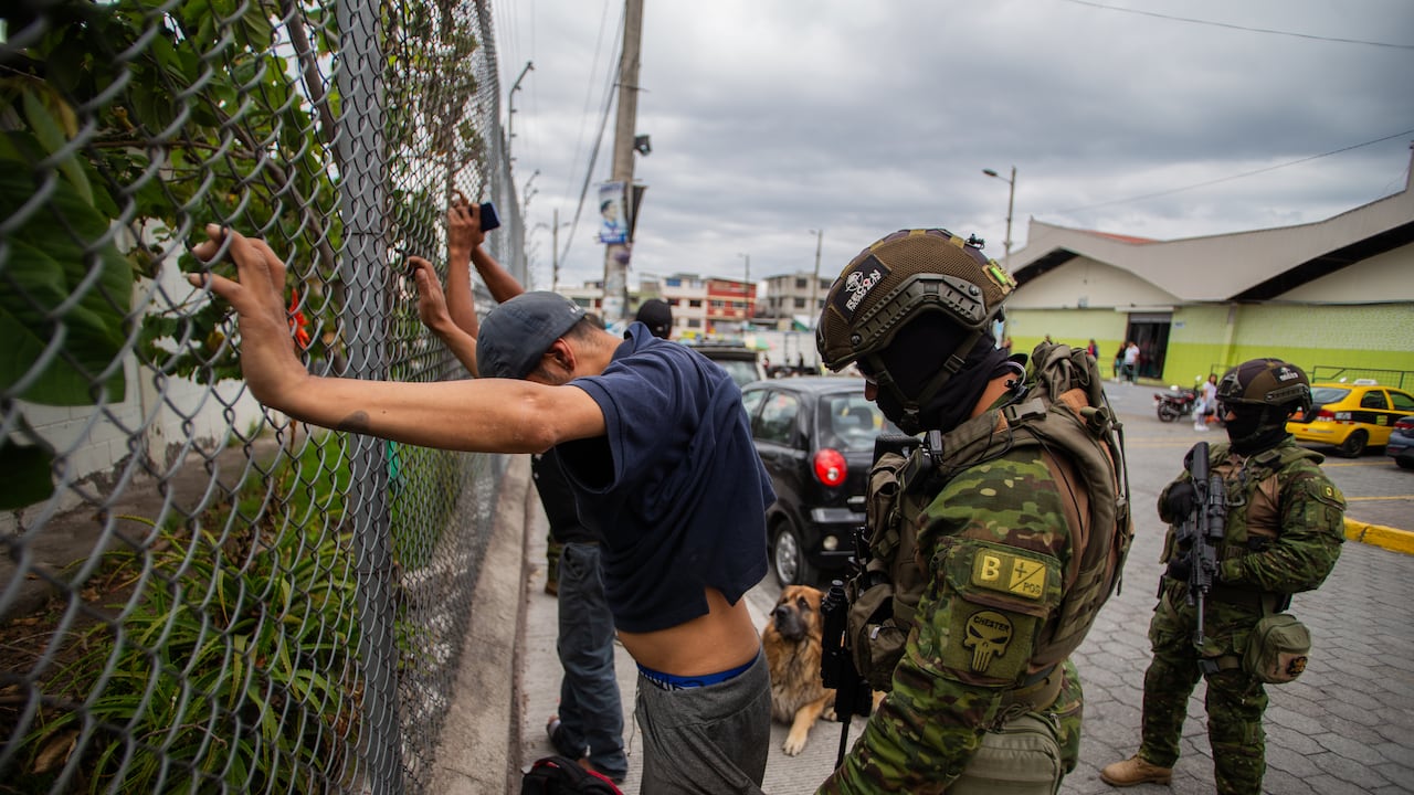 Un soldado registra a un hombre frente al mercado de Carapungo en Quito. Equipos de élite de las fuerzas armadas ecuatorianas realizan patrullajes contra el crimen en sectores propensos al conflicto de la ciudad de Quito. (Foto de Juan Diego Montenegro/Picture Alliance vía Getty Images)