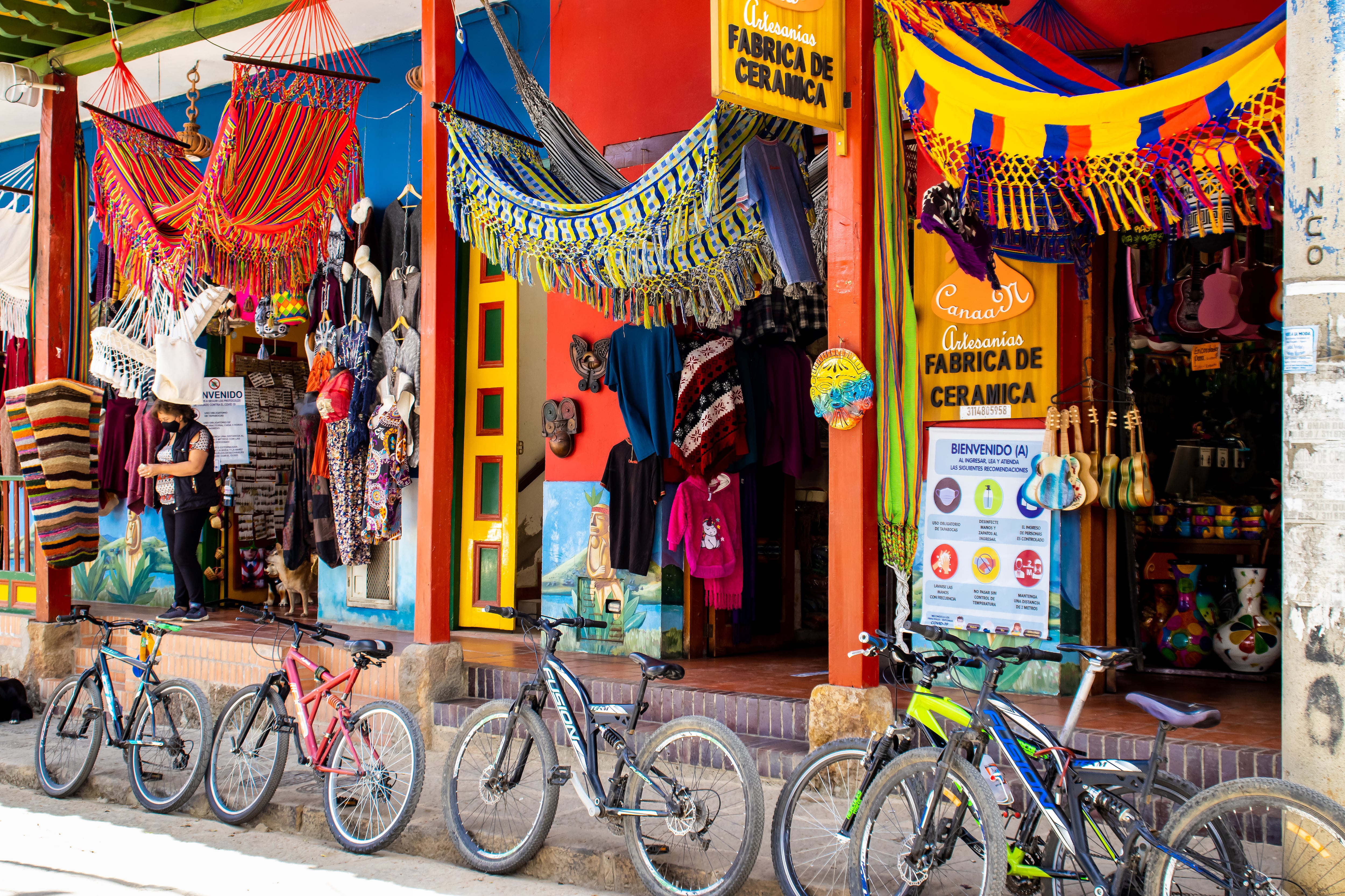 En Ráquira, Boyacá cada vez es más común encontrar bicicletas estacionadas en sus calles; algo muy positivo teniendo en cuenta que según la Organización Panamericana de La Salud, en el contexto de la emergencia sanitaria, la bici es el medio de transporte más seguro para evitar la transmisión del covid-19.