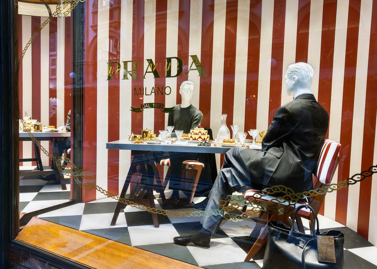 La elegante escena resalta la moda de lujo y los temas gastronómicos con un toque moderno y elegante