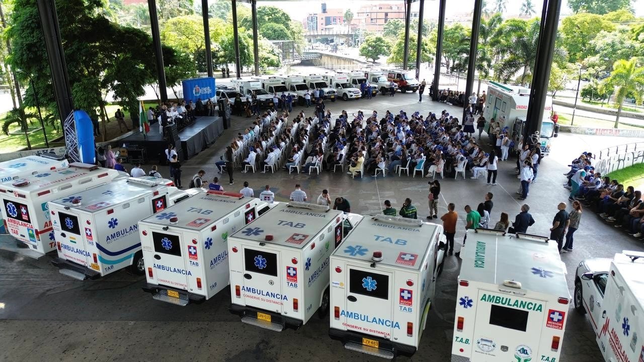 Esta es la foto difundida por el gobierno de Petro sobre las supuestas ambulancias que acababan de entregar a Antioquia.