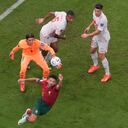 Goncalo Ramos de Portugal intenta anotar un gol durante el partido de fútbol de los octavos de final de la Copa Mundial entre Portugal y Suiza, en el Estadio Lusail en Lusail, Qatar, el martes 6 de diciembre de 2022.