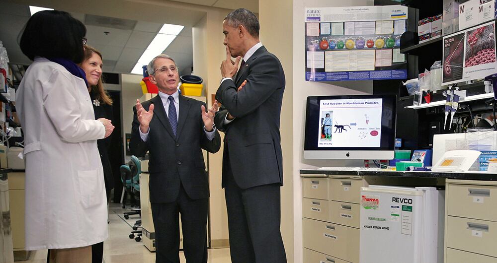 En 2014, le explicaba al entonces presidente Barack Obama los avances de la investigación sobre el ébola, junto con la secretaria del Departamento de Salud y Servicios Humanos, Sylvia Burwell. 