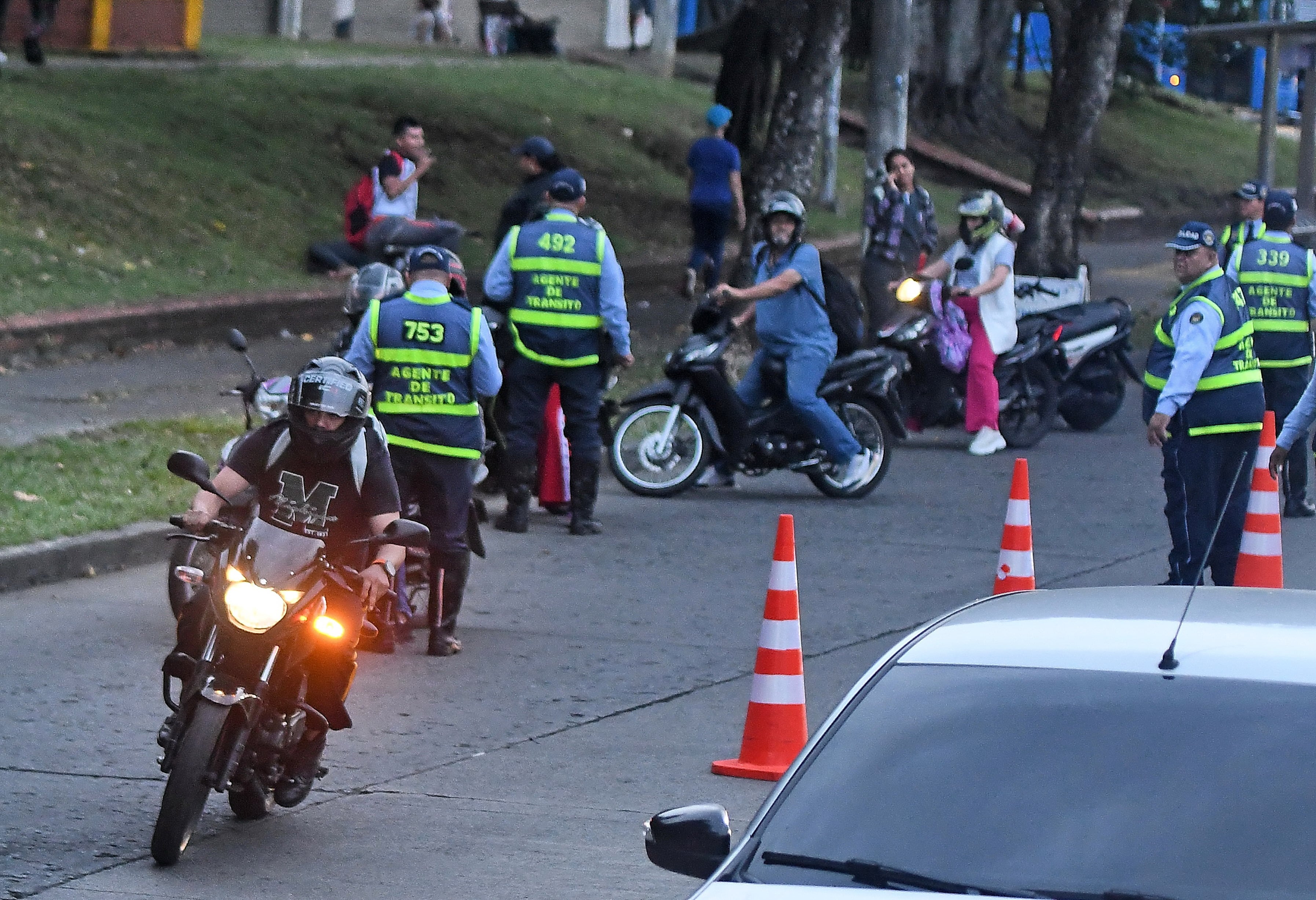 Cali: Los operativos de control por parte de agentes de tránsito que se vienen desarrollando en la ciudad han incrementado las agresiones contra los estos funcionarios de movilidad. foto José L Guzmán. EL País.