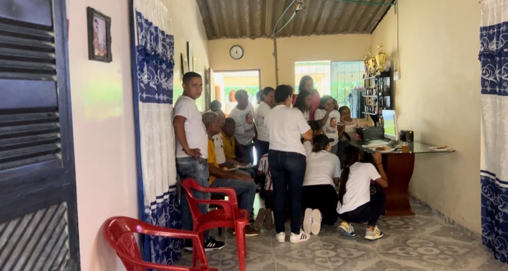 Familia de Luis Díaz viendo el partido del Liverpool contra el Luton.