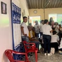 Familia de Luis Díaz viendo el partido del Liverpool contra el Luton.
