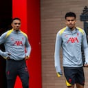 Luis Díaz junto a Alexander-Arnold en un entrenamiento de Liverpool