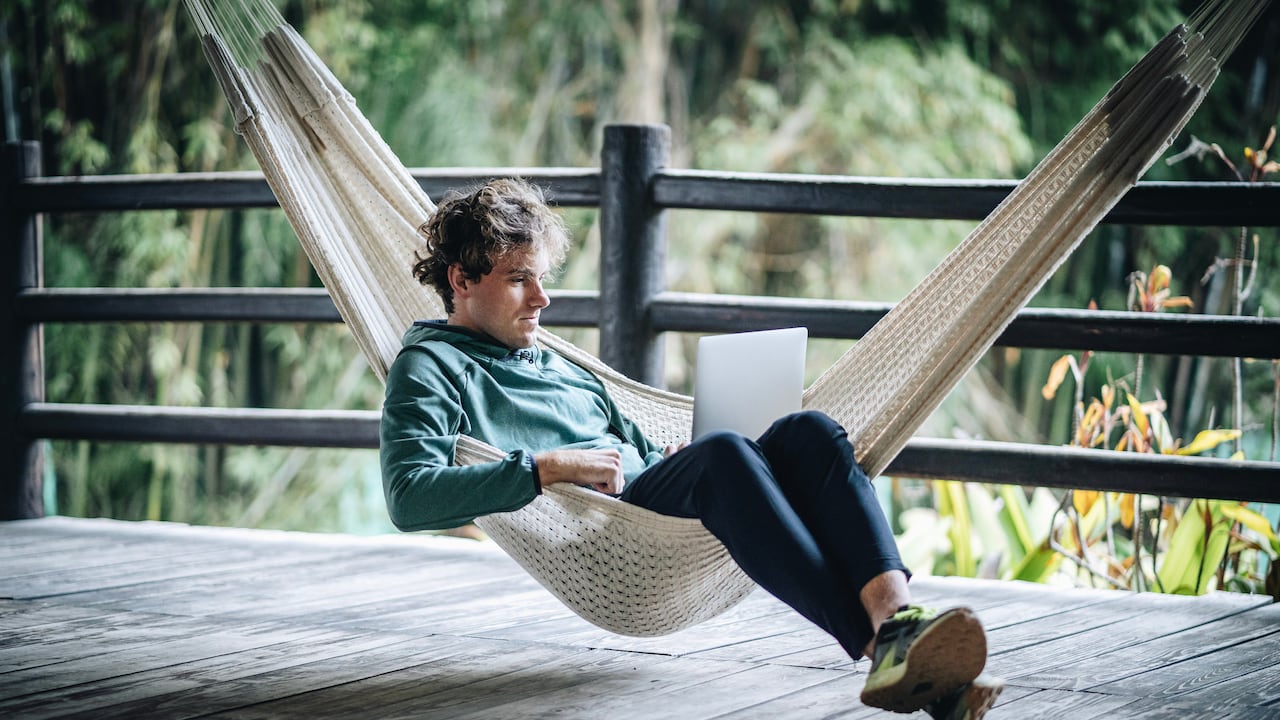 Se entiende por nómada digital una persona que utiliza las nuevas tecnologías para trabajar, y que lleva a cabo un estilo de vida nómada. Es decir, que realiza su labor en cualquier parte y no tiene un trabajo fijo.