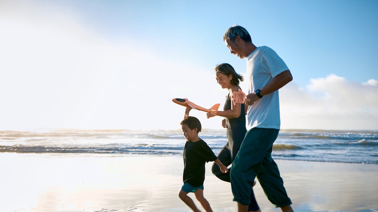 Es importante realizar actividades divertidas con los más pequeños para que disfruten su visita a la playa.