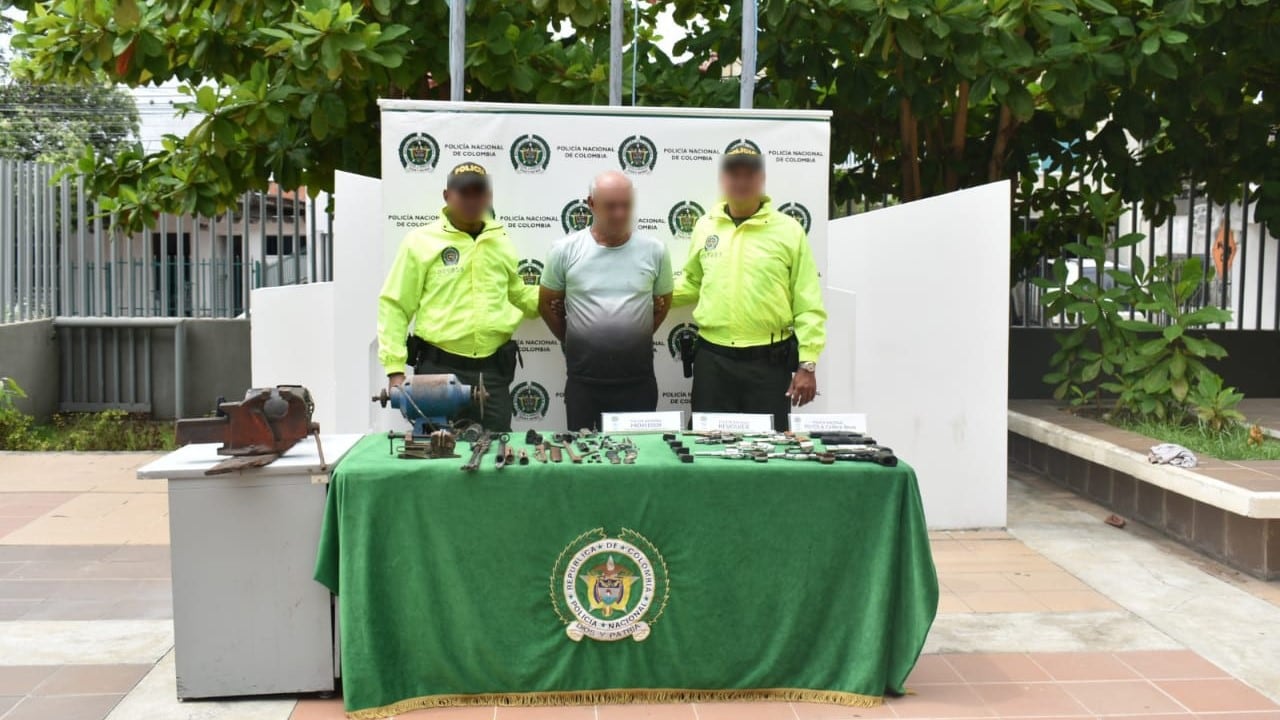 Alias Armero sería el encargado de modificar armas de bajo impacto a alta letalidad.