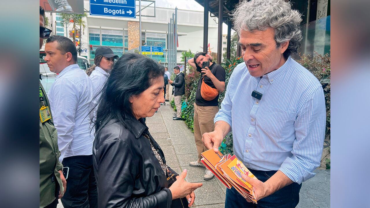 Sergio Fajardo repartiendo volantes en medio de su campaña a presidente.