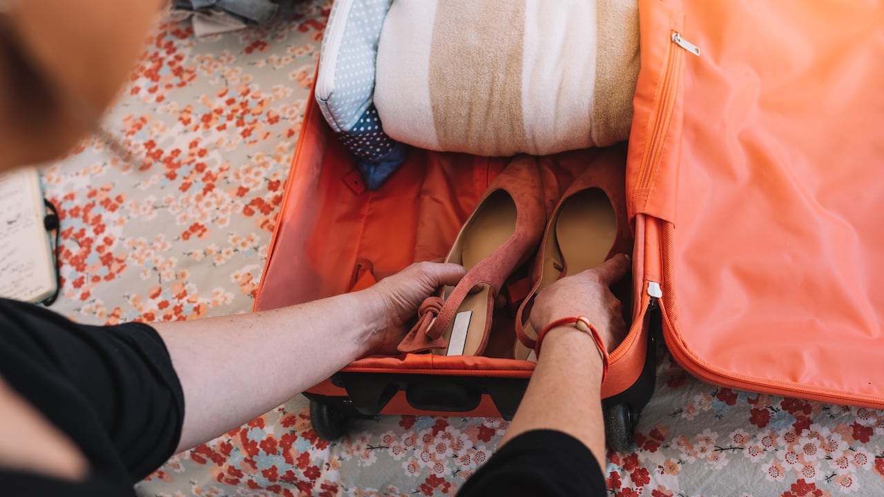 Empacar zapatos en la maleta