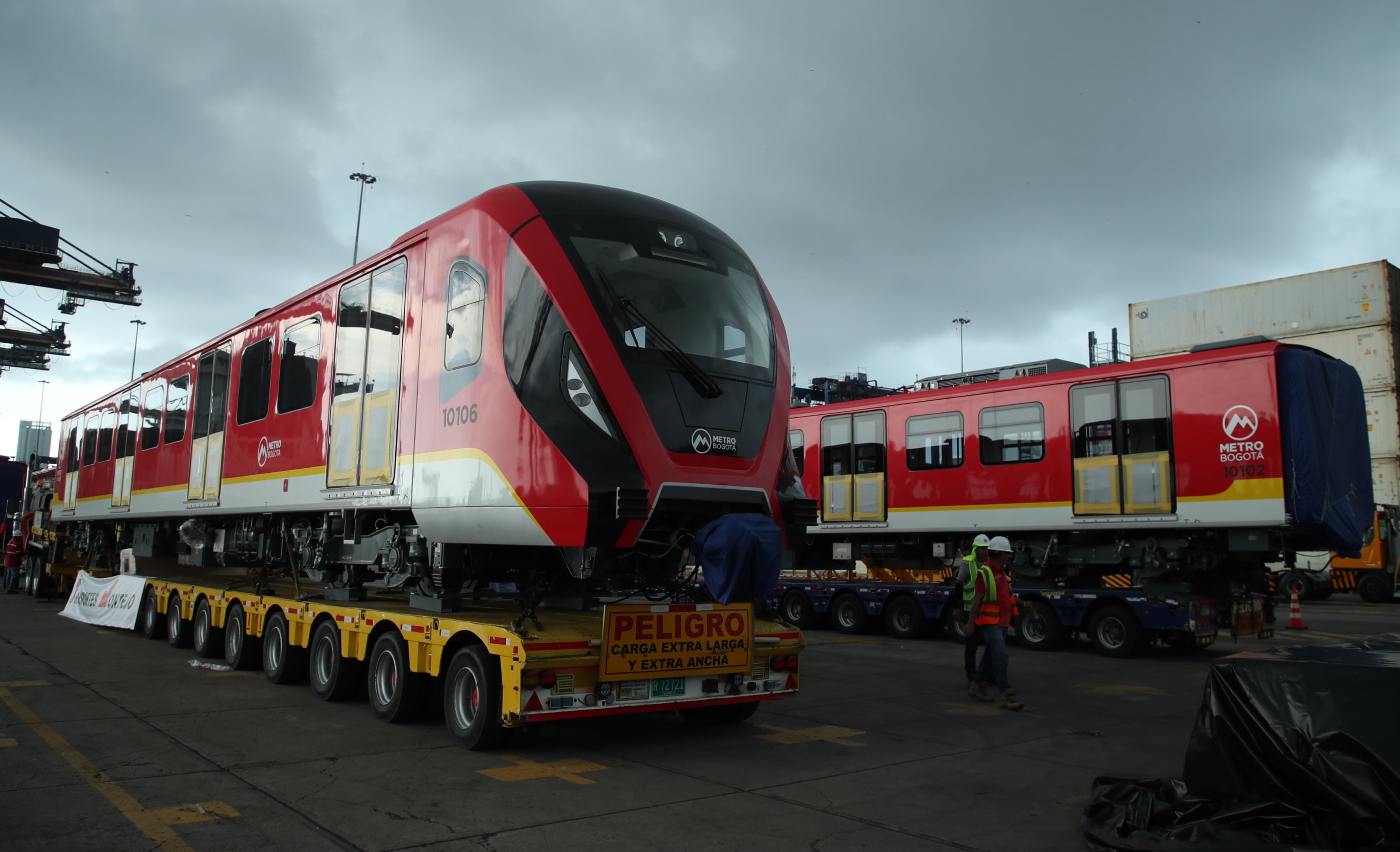 Proceso de embalaje de los vagones del Metro de Bogotá.