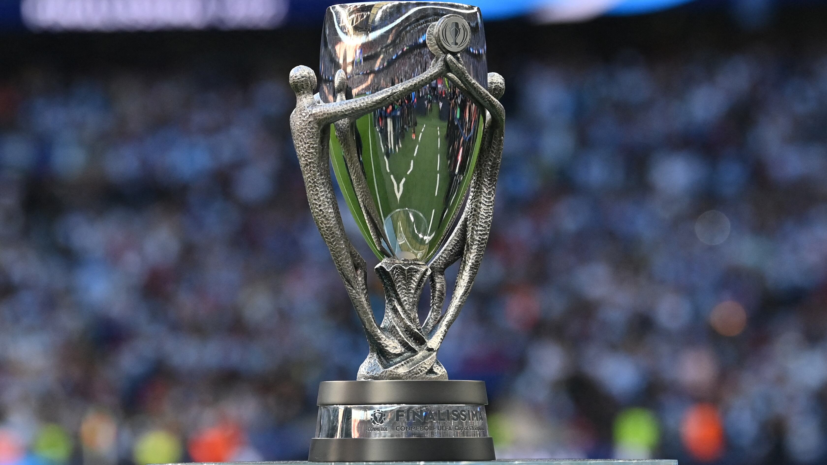 El trofeo que se le entrega al campeón de la Finalissima.