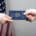 Los mexicanos que deseen obtener una visa americana en el año 2024 deben estar preparados para posibles cambios en el costo del trámite, los cuales podrían afectar su presupuesto de viaje.
