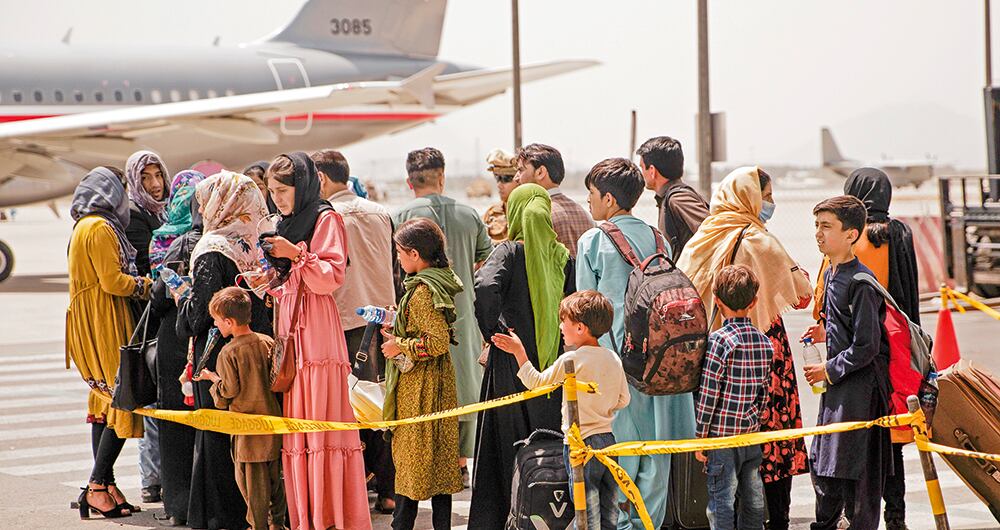  Miles de afganos han tratado de huir de su país en los últimos días tras la retoma del poder por el régimen talibán.