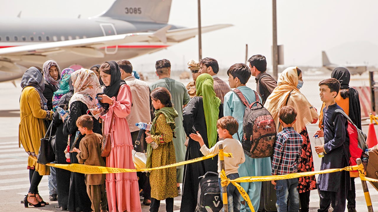 Miles de afganos han tratado de huir de su país en los últimos días tras la retoma del poder por el régimen talibán.