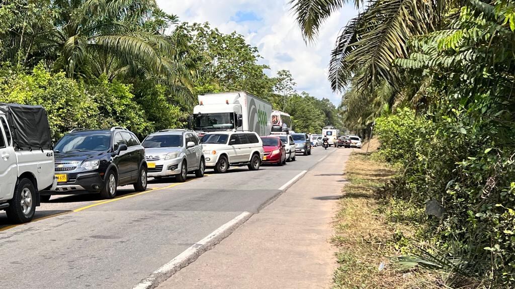 Este es el monumental trancón en la Ruta del Sol. Conductores en la vía La Lizama, advierten que llevan más de cinco horas detenidos por un bloqueo