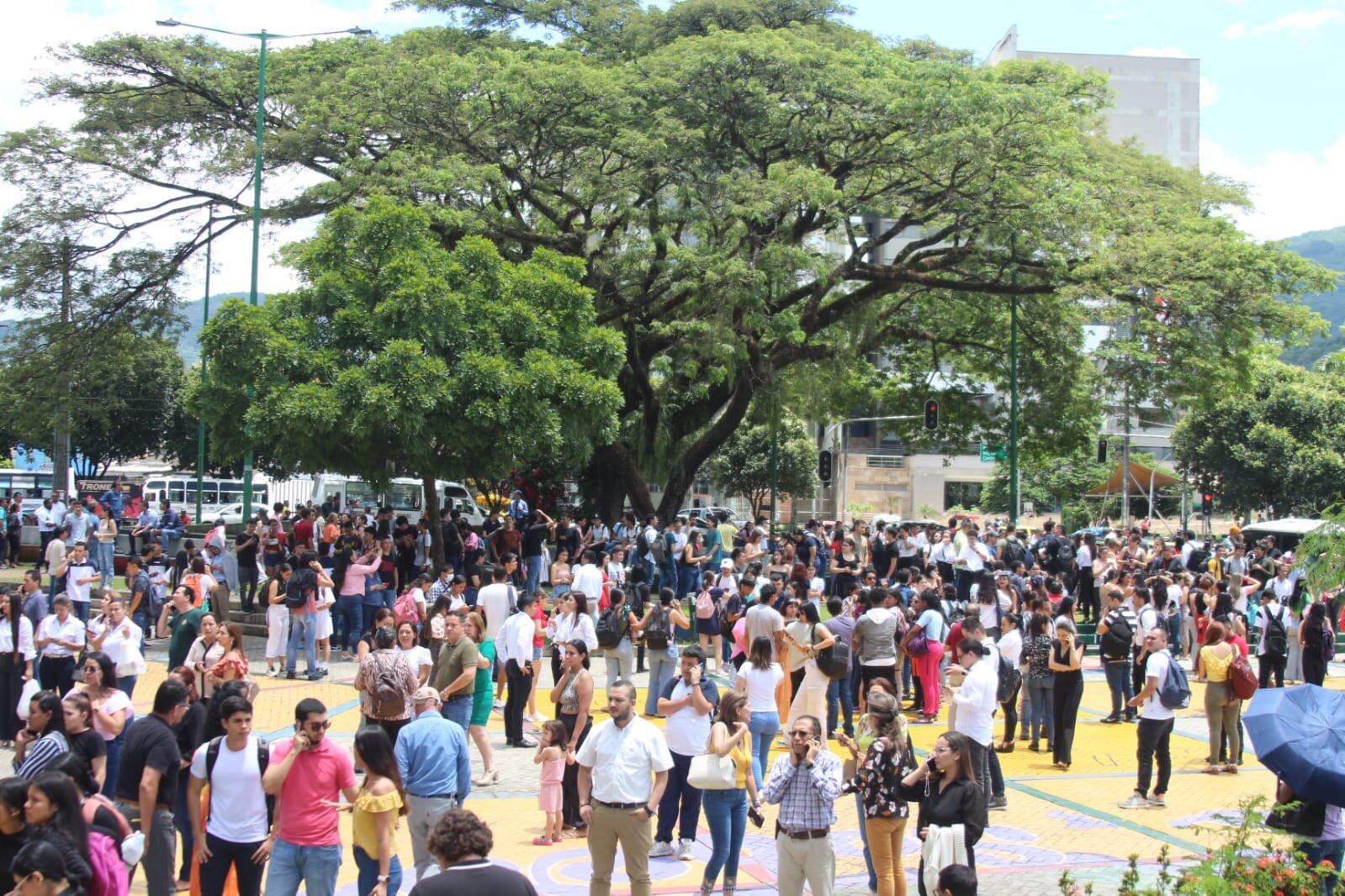 Evacuación de personas este jueves 18 de agosto tras el temblor.