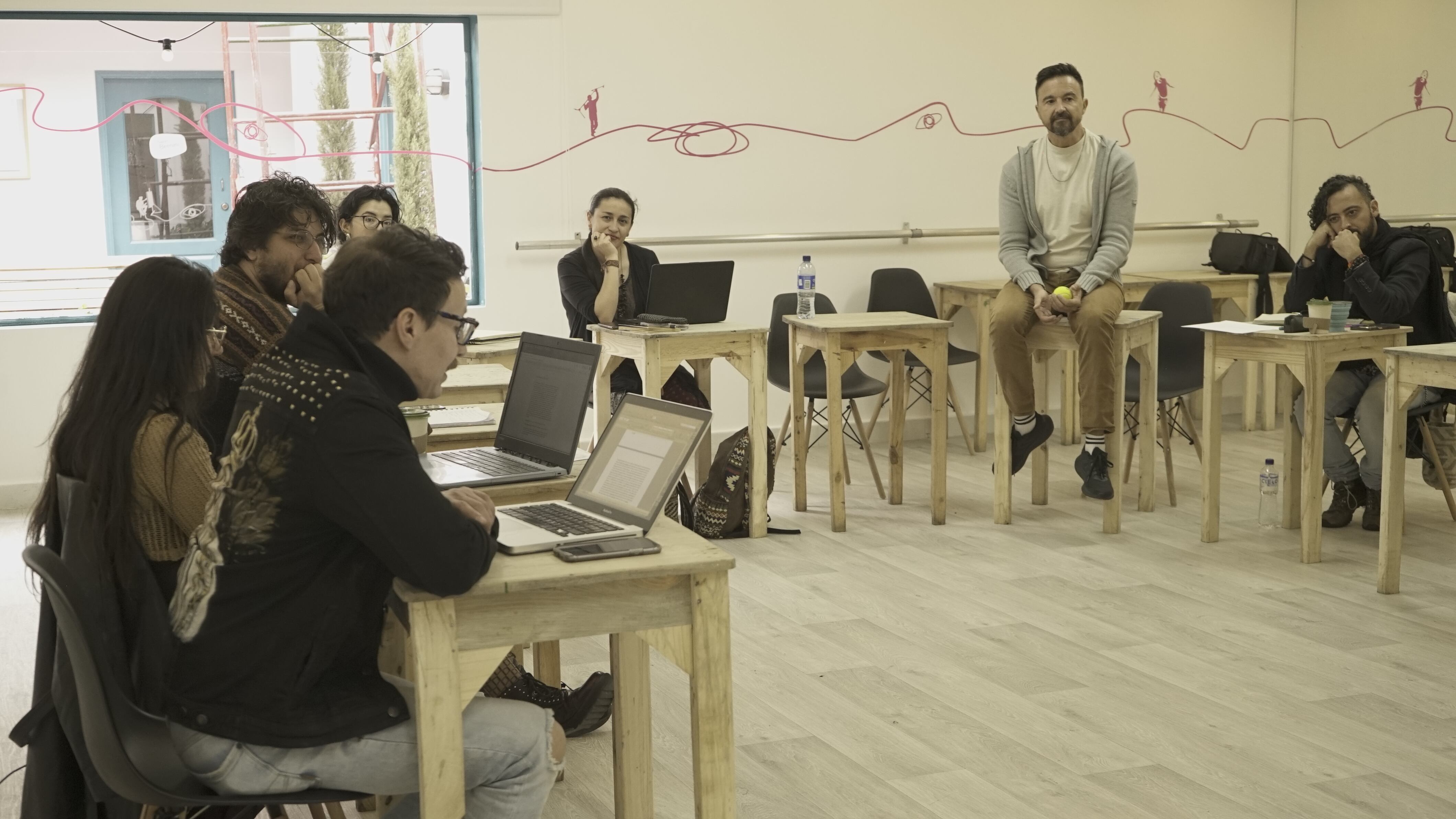 Punto Cadeneta Punto nació como una apuesta de Umbral Teatro por abrir, en Colombia, un espacio permanente de formación en dramaturgia, capaz de poner en diálogo distintas tradiciones teatrales de Iberoamérica.