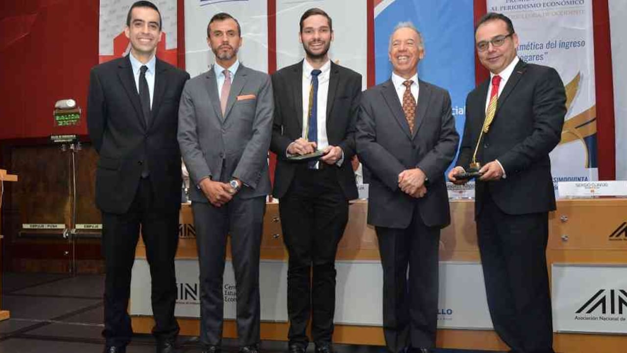 De izquierda a derecha; Nelson Vera, vicepresidente de Anif; Mario Andrés Estupiñan, presidente de la Fiduciaria de Occidente; José Caparroso, periodista de Dinero; Sergio Clavijo, presidente de Anif y Carlos Enrique Rodríguez, director de Dinero.