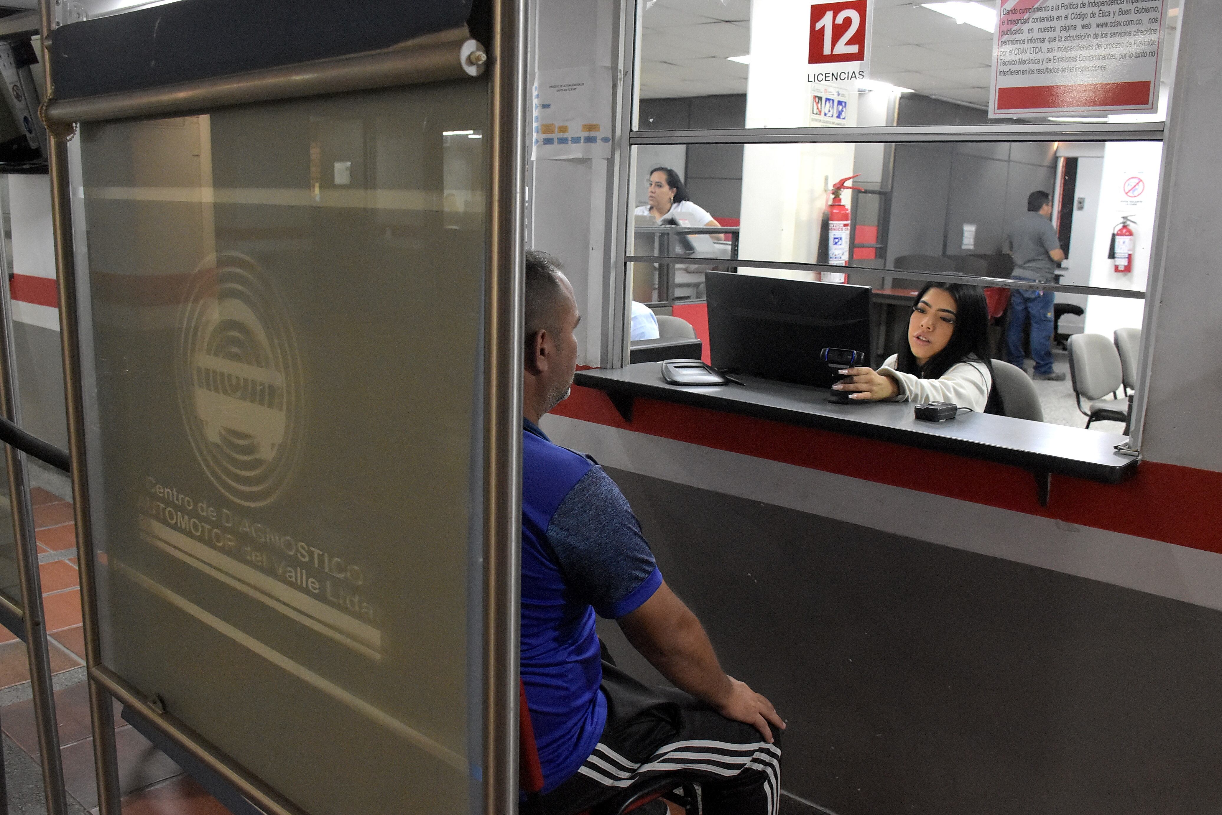 Desde la oficina de licencias del CDAV , Hacen un llamado a la ciudadanía caleña a que se acerquen a renovar las licencias de conducción, Presto que a la  fecha solo van 89 mil de las 150 mil que se tenían presupuestadas para el año 2023 y también para que se eviten sanciones en los controles de tránsito por parte de las autoridades.