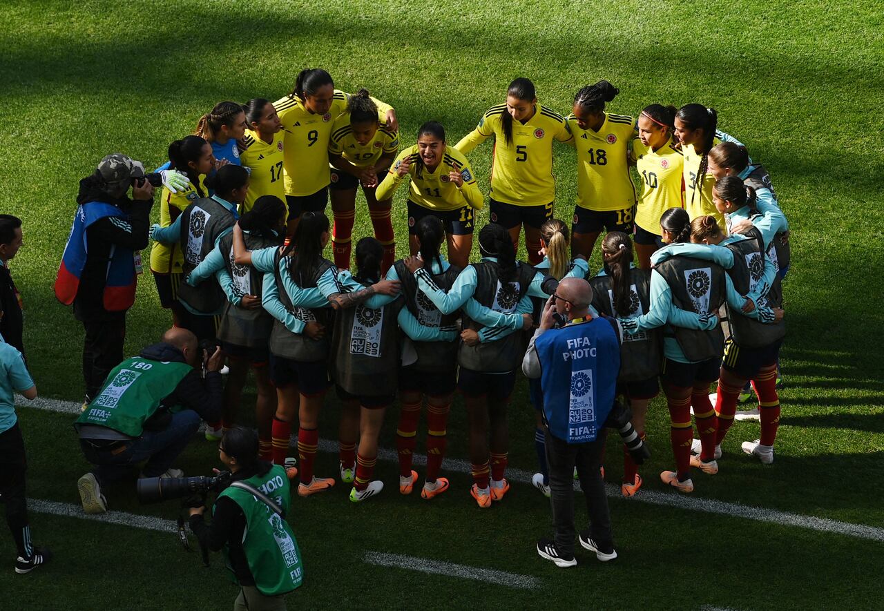 Soccer Football - FIFA Women's World Cup Australia and New Zealand 2023 - Group H - Colombia v South Korea - Sydney Football Stadium, Sydney, Australia - July 25, 2023 Colombia players in a huddle before the match REUTERS/Jaimi Joy