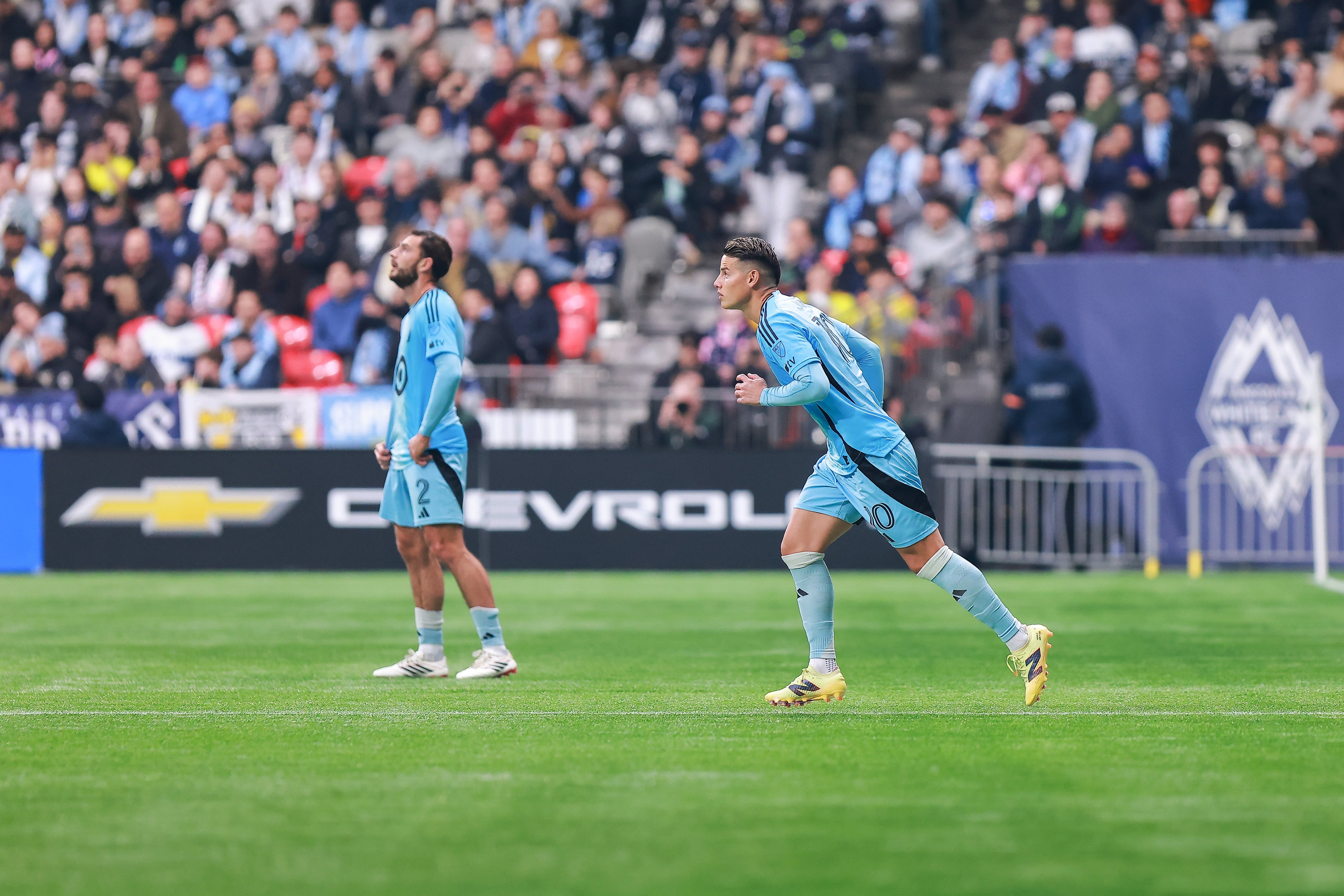 James Rodríguez entrando al campo para hacer su debut en Minnesota United de la MLS