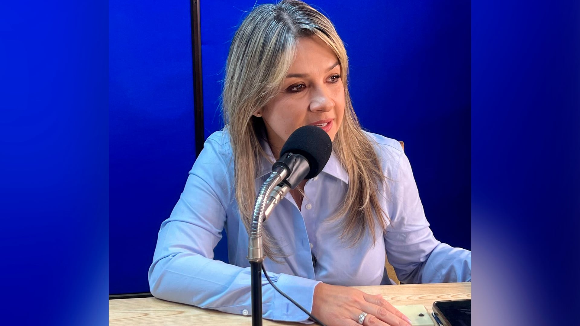 Vicky Dávila, emisora