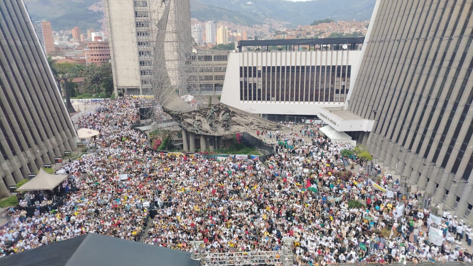 En medio del evento del Gobierno Nacional en La Alpujarra, en Medellín, llamó la atención  el arribo de varios vehículos, entre seis y siete, del Instituto Nacional Penitenciario y Carcelario, Inpec, a las inmediaciones de la tarima en donde intervendrá el presidente Gustavo Petro.