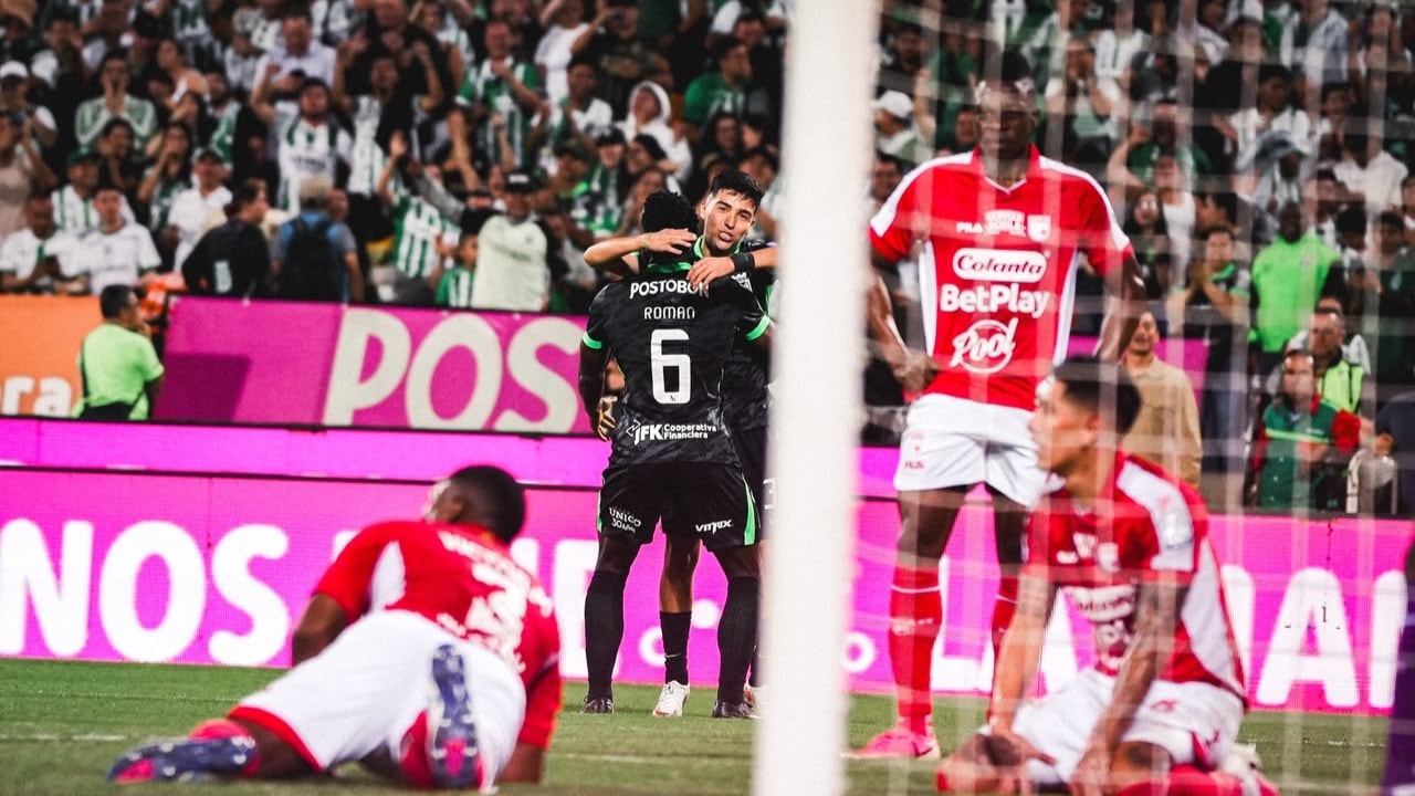 Imagen del juego entre Nacional y Santa Fe en el Atanasio Girardot de Medellín.