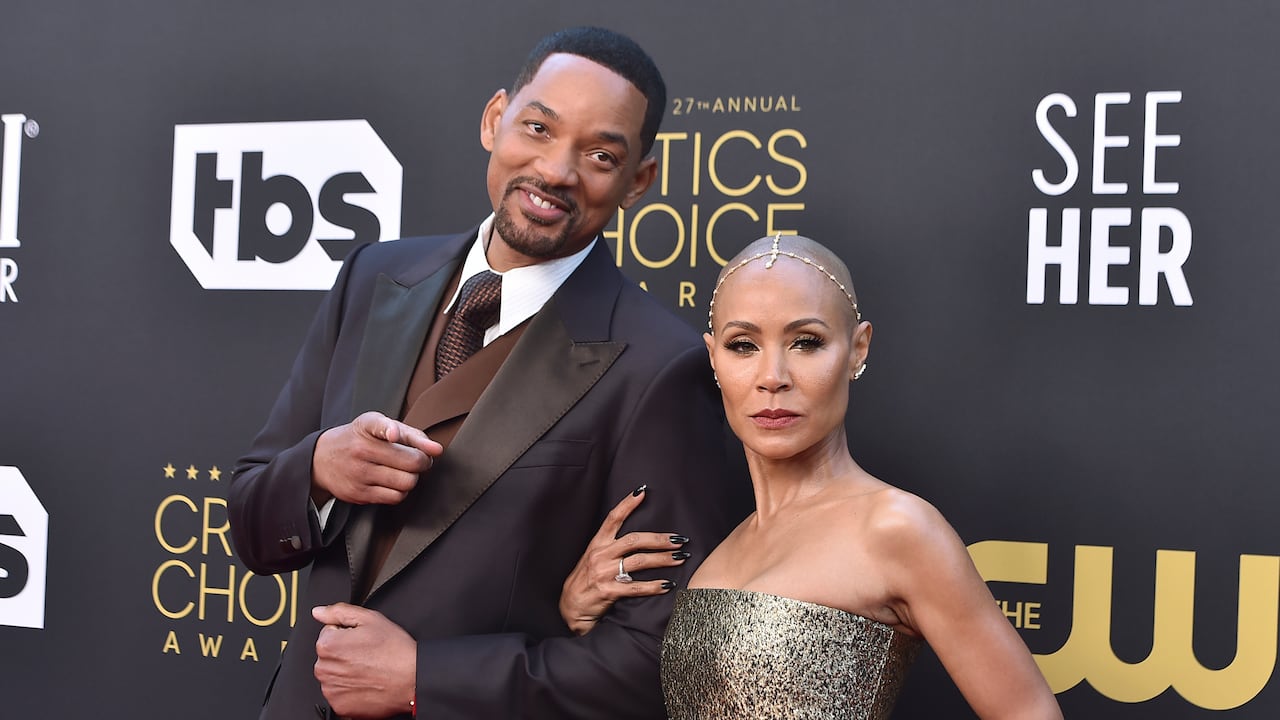 ARCHIVO - Will Smith, izquierda, y Jada Pinkett Smith llegan a la 27a entrega anual de los Critics Choice Awards en Los Ángeles el 13 de marzo de 2022. Pinkett Smith y su esposo Will Smith tenido "vidas completamente separadas" desde 2016 dijo Pinkett Smith en una entrevista con Hoda Kotb. (Foto Jordan Strauss/Invision/AP, archivo)