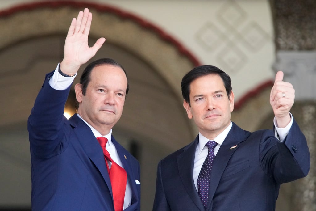 El secretario de Estado estadounidense Marco Rubio, derecha, saluda tras ser recibido por el canciller panameño Javier Martínez-Acha, izquierda, a su llegada el domingo 2 de febrero de 2025 al palacio presidencial, en Ciudad de Panamá. (AP Foto/Mark Schiefelbein, foto compartida)