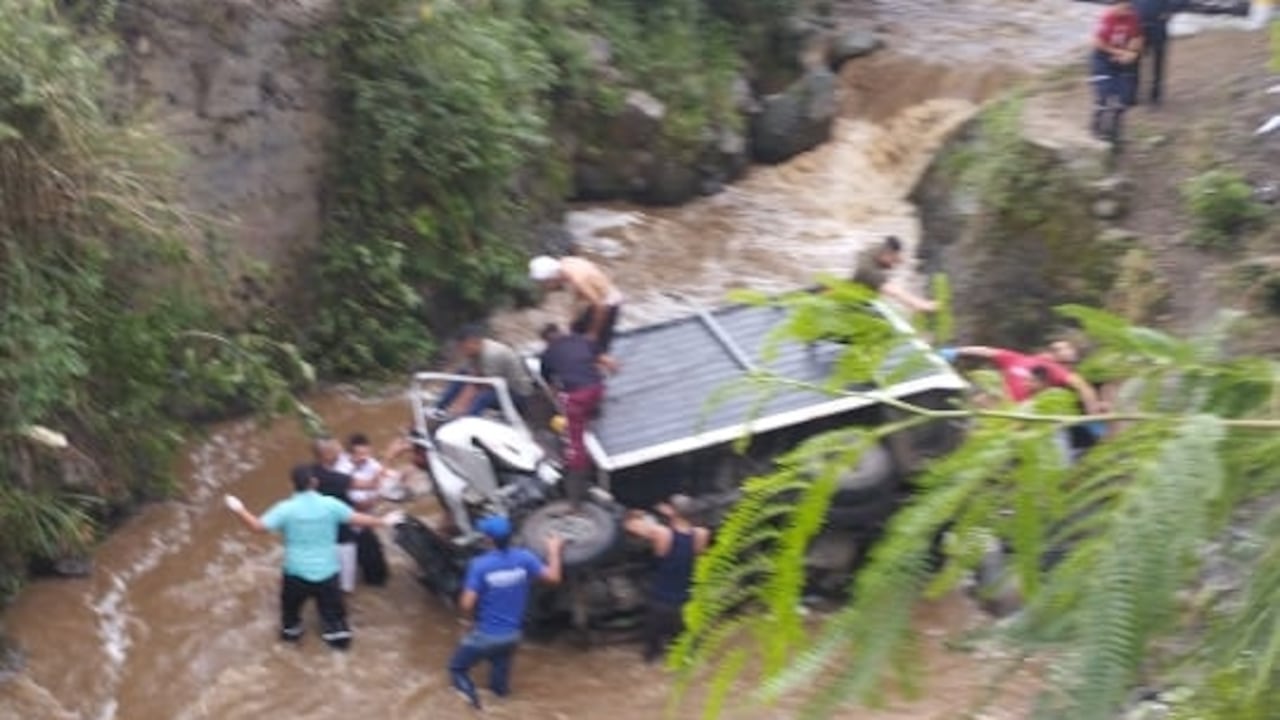 Habitantes de la zona y unidades del Cuerpo de Bomberos de Cali, se encuentran en el sitio socorriendo a las personas afectadas.