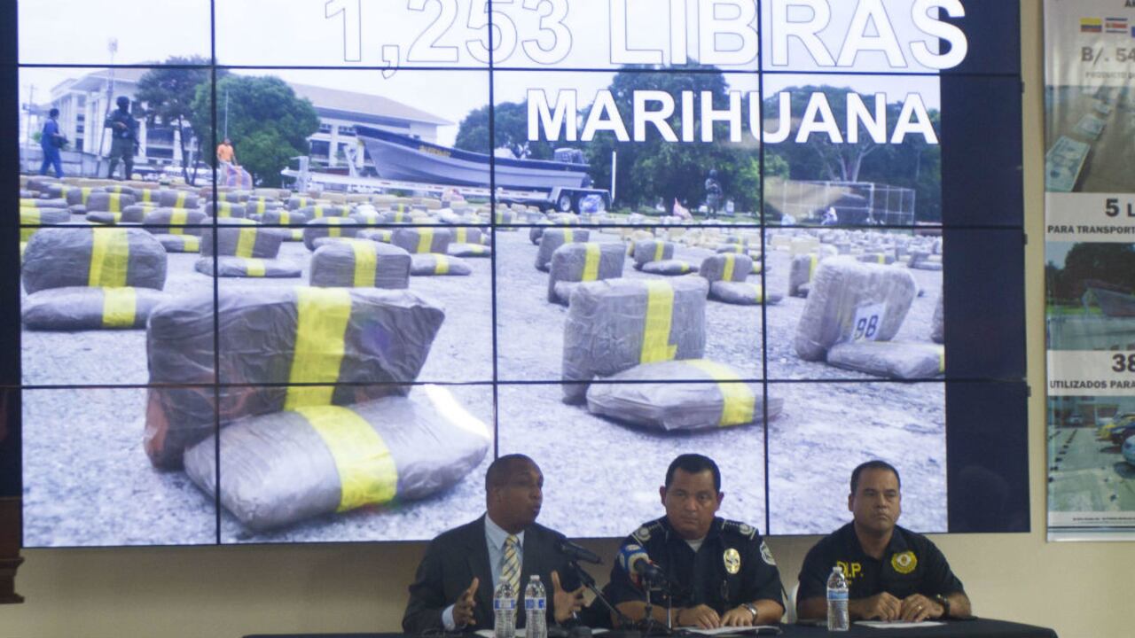 El fiscal antidrogas panameño, Javier Caraballo (i); el director de la Policía panameña, comisionado Omar Pinzón (c); y el comisionado Gilberto Glen (d) de la Dirección Nacional de Inteligencia Policial, 19 de diciembre del 2014.